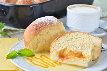 Frische Buchteln mit Vanillesoße und Cappuccino