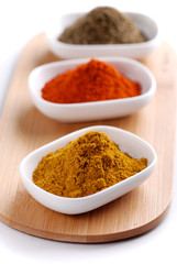 curry ed altre spezie su fondo bianco