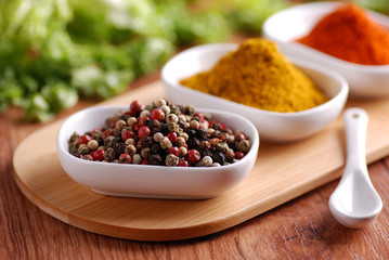 pepe assortito ed altre spezie sul tavolo di legno