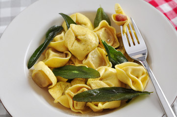 Tortellini mit Salbei