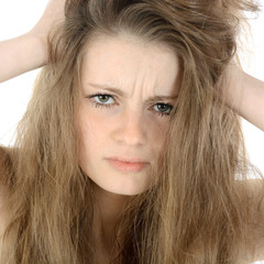Junge Frau rauft sich die Haare