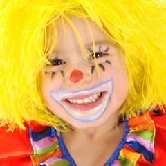 Kleinkind als Clown verkleidet