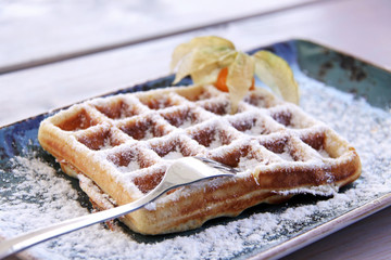 belgische waffel mit puderzucker