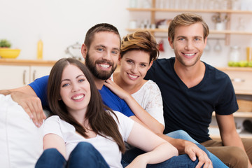 freunde in ihrem apartment