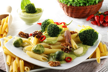 Pasta with broccoli cream and nuts