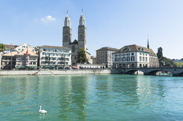 Fototapeta premium Zürich, Grossmünster in der Altstadt, Limmat, Schweiz