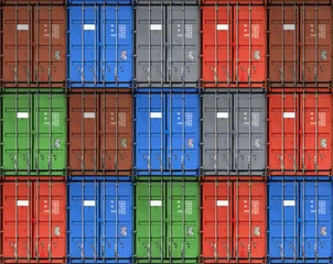 Leuchtend roter Frachtcontainer aus Metall isoliert auf weiß © evannovostro