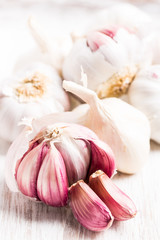 (Allium sativum) Knoblauch - Knollen und einzelne Zehen