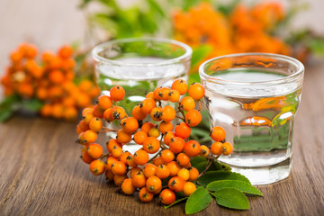 Schnaps mit Eberesche (sorbus aucuparia)