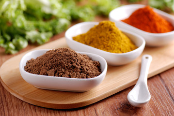 paprika piccante ed altre spezie sul tavolo di legno
