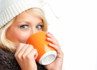 Frau trinkt aus Tasse