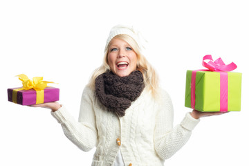 Blonde Frau hält Geschenke