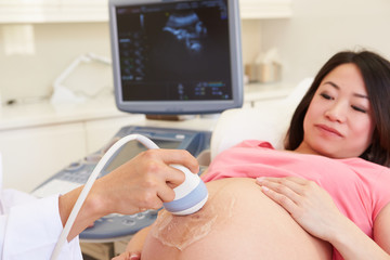Obraz na płótnie Canvas Pregnant Woman Having 4D Ultrasound Scan