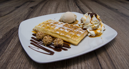 frische Waffel mit Pralinen und Sahne © paulito74