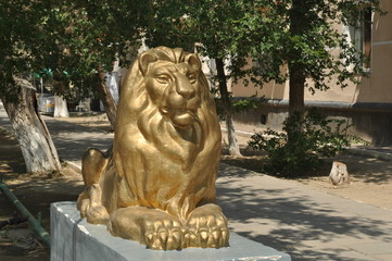 Байконур, скульптура льва на улице Арбат