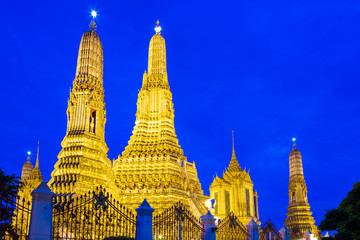 Fototapeta premium Wat Arun in Bangkok at night