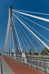 Fototapeta na wymiar Most wiszący i droga rowerowa