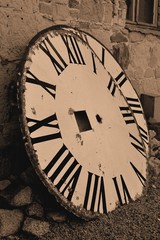 Zifferblätter einer alten Turmuhr