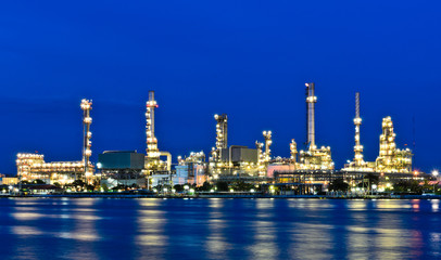 Obraz na płótnie Canvas Oil refinery plant illuminated at dusk