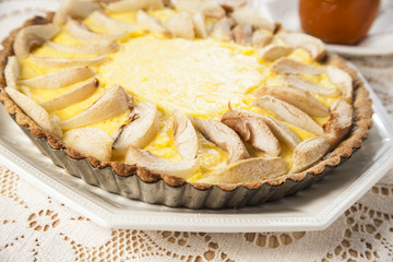 Crostata di pere con marmellata di pesche e crema pasticcera