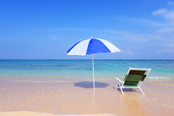 沖縄の美しい砂浜とパラソル