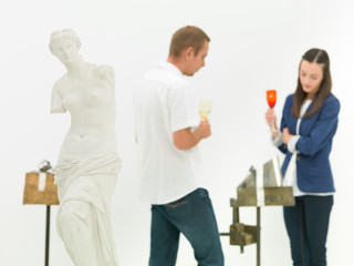 Obraz premium conversation about art in museum