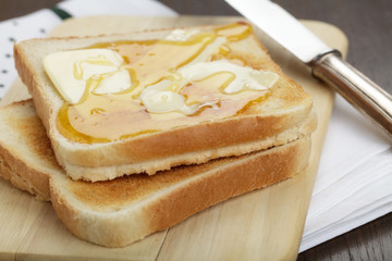 Toast mit Butter und Honig