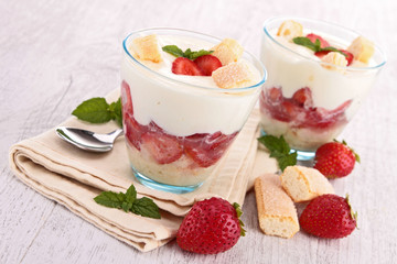 strawberry tiramisu