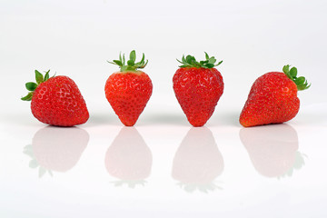Vier Erdbeeren