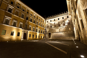 Fototapeta na wymiar Siena, Piazza Salimbeni di notte