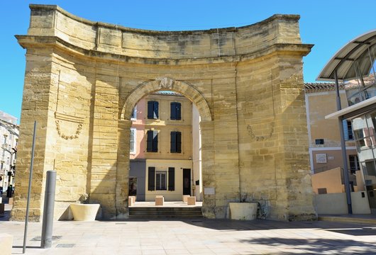 ISTRES : LA PORTE D'ARLES