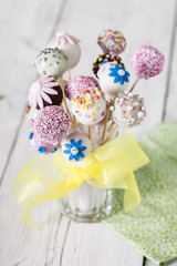 Bunte Cake Pops verschieden Verziert