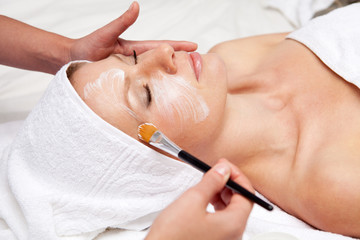 Obrazy na Szkle  Terapia spa dla kobiety otrzymującej maskę na twarz w salonie kosmetycznym
