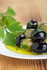 Schwarze und grüne Oliven