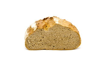 Halbes Braunes Brot auf weißem Hintergrund