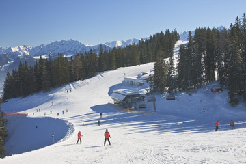 Fototapeta na wymiar Ośrodek narciarski Zell am See, Austriackie Alpy w zimie
