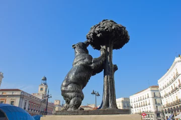 Foto op Canvas beer met aardbeiboom, Madrid, Spanje © neirfy