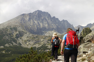 Fototapeta na wymiar Górale turystycznych w paśmie górskim Wysokich Tatrach na Słowacji