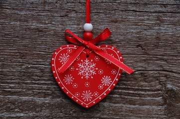 Rotes Herz zu Weihnachten auf Holz