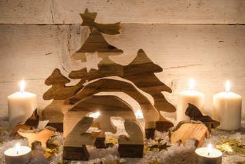 Frohe Weihnachten: Holzkrippe mit Kerzenlicht