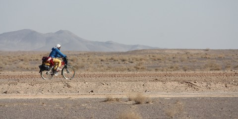 Voyage à vélo dans le désert