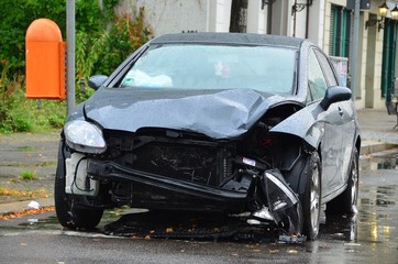 PKW Unfall bei Nässe frontal