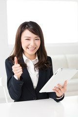 タブレットを見る女性　ビジネス