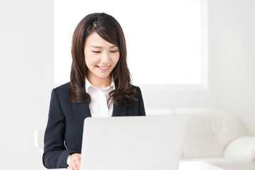 コンピューターを見る女性　ビジネス