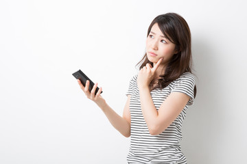 Naklejka premium スマートフォンを見る女性