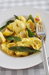 Tortellini mit Salbei