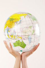 地球儀を持つ女性の手