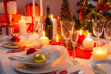 White and red decorations on the Christmas table