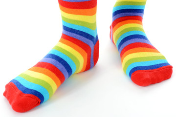 Bunte Strümpfe in Regenbogen-Farben