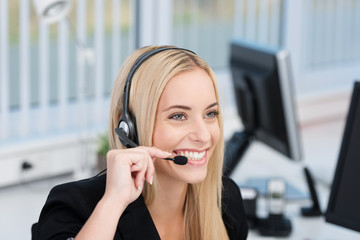 freundliche geschäftsfrau telefoniert mit headset